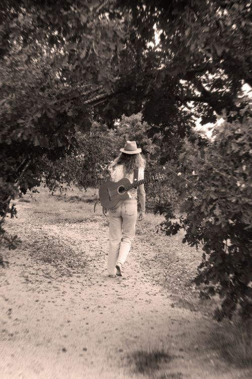 Mariette met gitaar.jpg